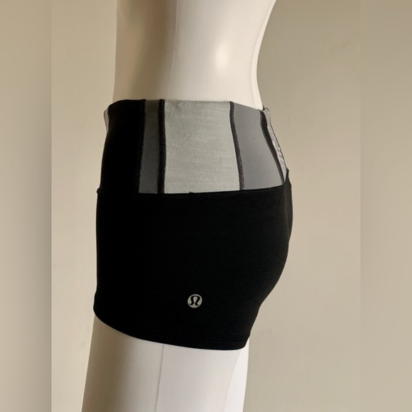lululemon Reversible Train Contour Fit Shorts in Black and Pattern - Picture 2 of 3